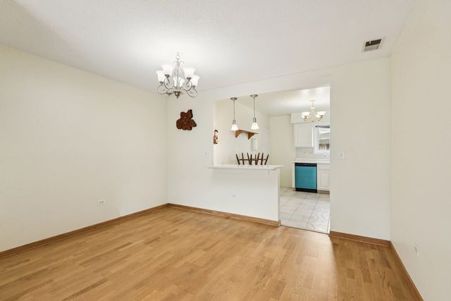 702 Cobblestone Circle D, Glenview, IL 60025