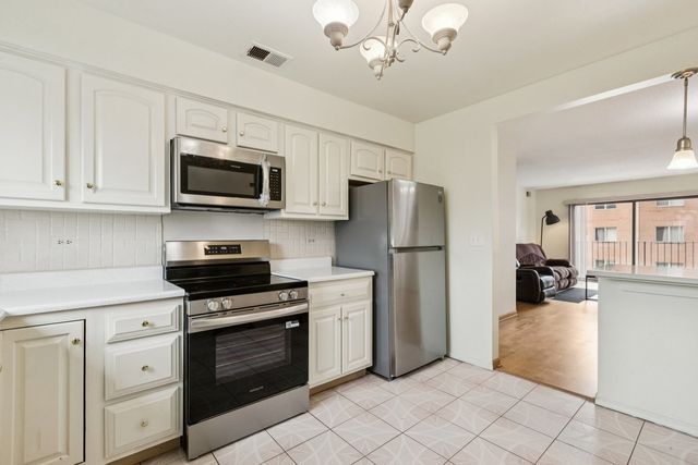 702 Cobblestone Circle D, Glenview, IL 60025