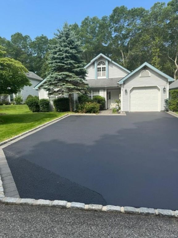 33 Huntingdale Way, Middle Island, NY 11953