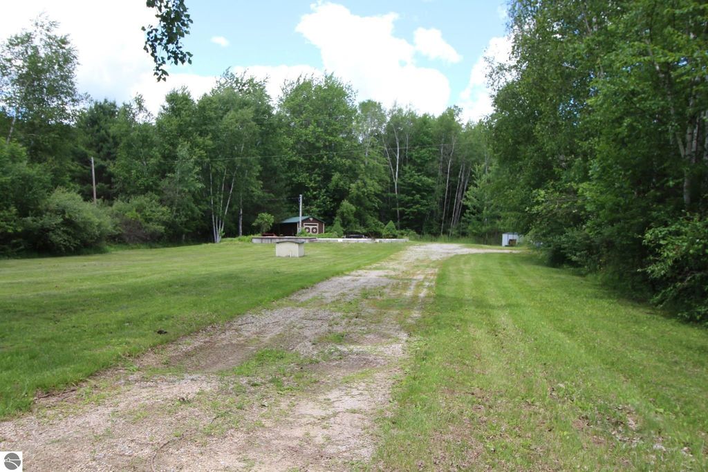Image 1 of property listing at 11571 E Deerfield Road, Shepherd, MI 48883