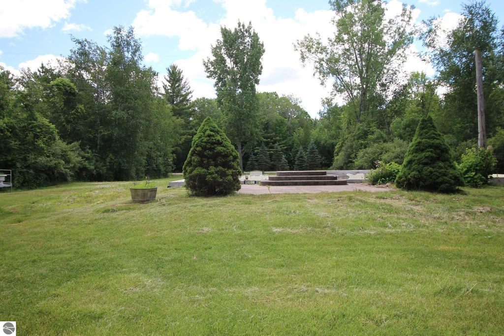 Image 10 of property listing at 11571 E Deerfield Road, Shepherd, MI 48883