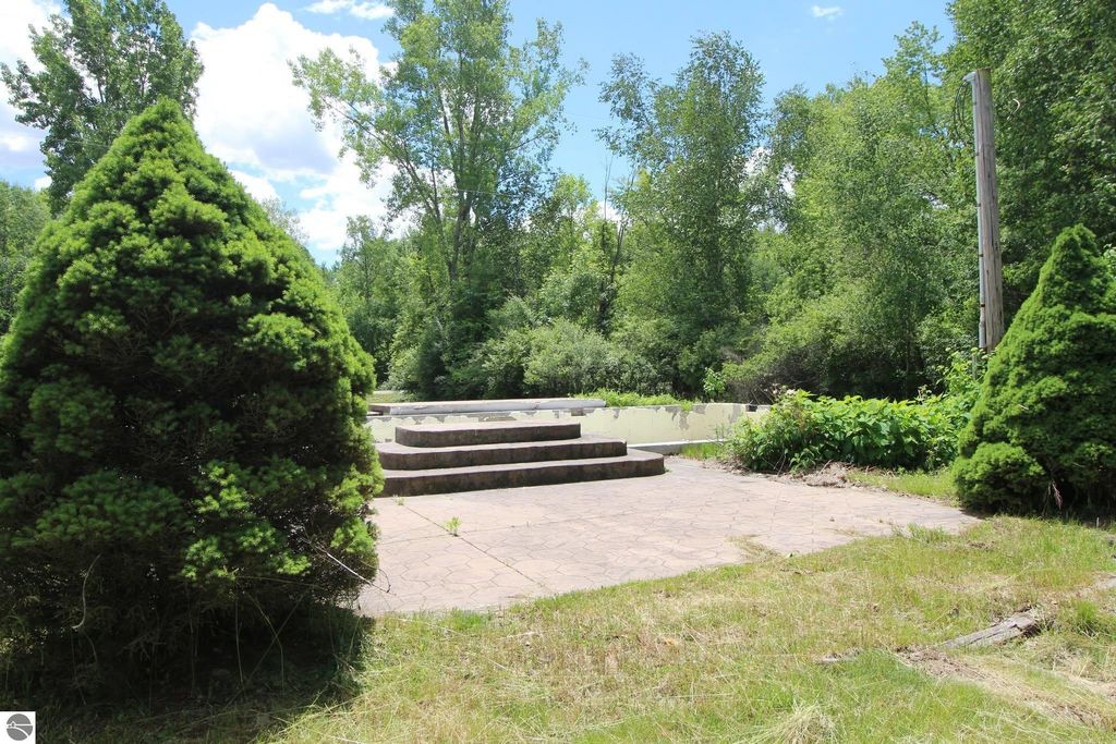 Image 2 of property listing at 11571 E Deerfield Road, Shepherd, MI 48883