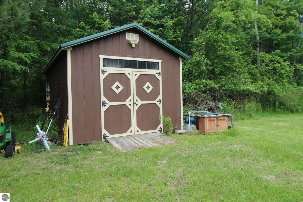 Image 3 of property listing at 11571 E Deerfield Road, Shepherd, MI 48883