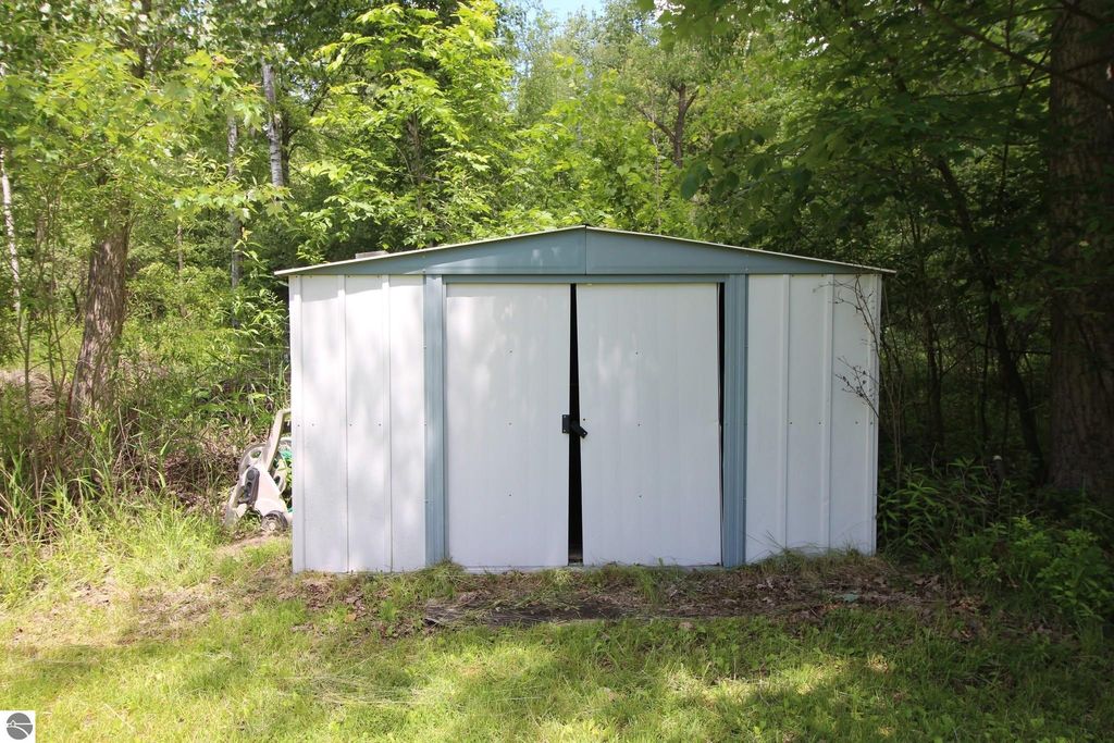 Image 5 of property listing at 11571 E Deerfield Road, Shepherd, MI 48883