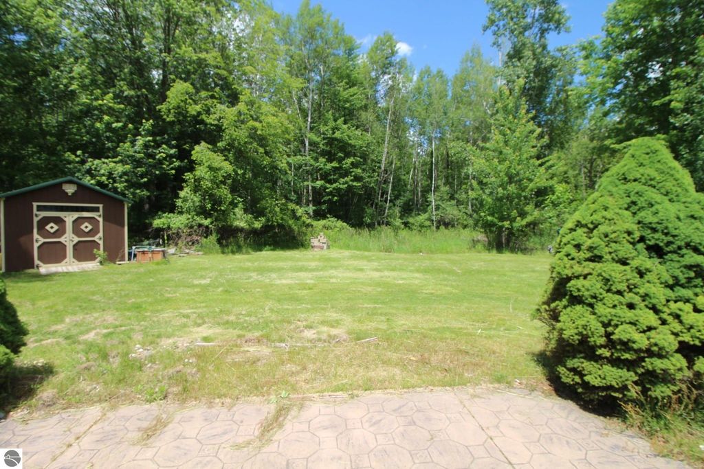 Image 7 of property listing at 11571 E Deerfield Road, Shepherd, MI 48883