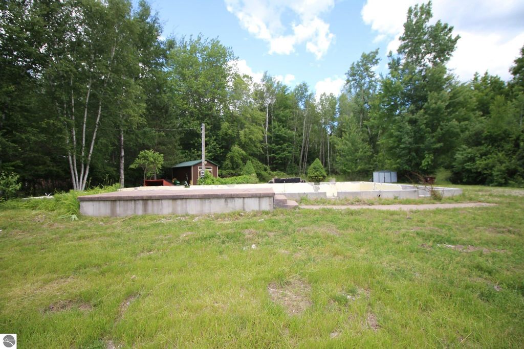 Image 8 of property listing at 11571 E Deerfield Road, Shepherd, MI 48883