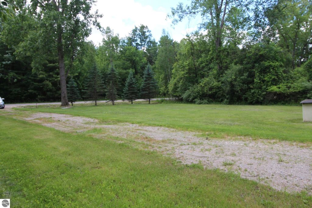 Image 9 of property listing at 11571 E Deerfield Road, Shepherd, MI 48883