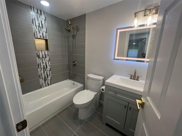 1407 unit 4 Middle Road 4, Riverhead, NY 11933
