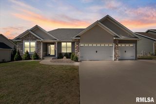 32 Blackstone Circle, Le Claire, IA 52753