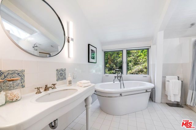 689 Brooktree Road, Santa Monica, CA 90402