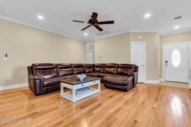 90 Saint Peters Place, Keyport, NJ 07735