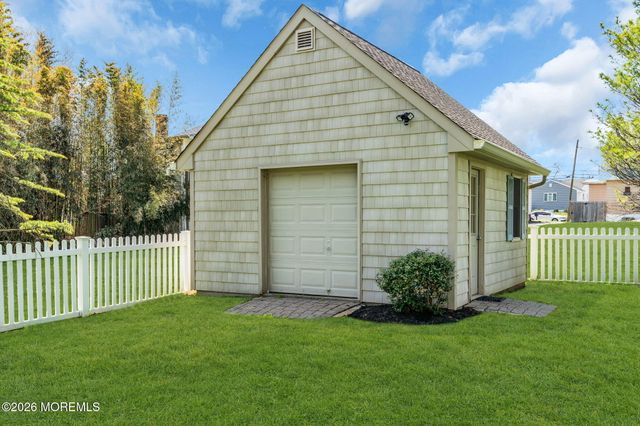 90 Saint Peters Place, Keyport, NJ 07735