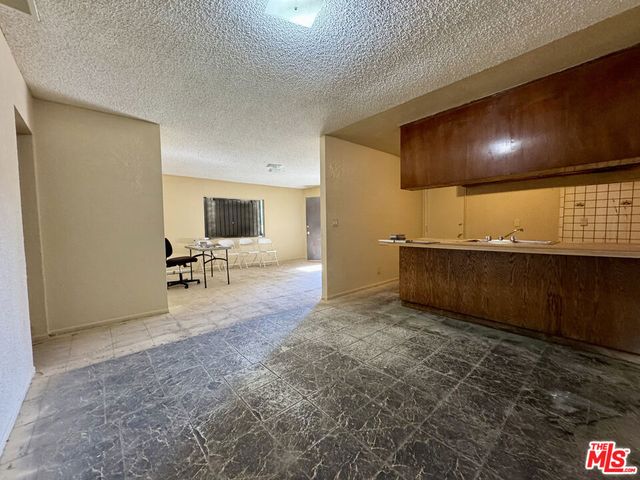 327 E 101st Street, Los Angeles, CA 90003