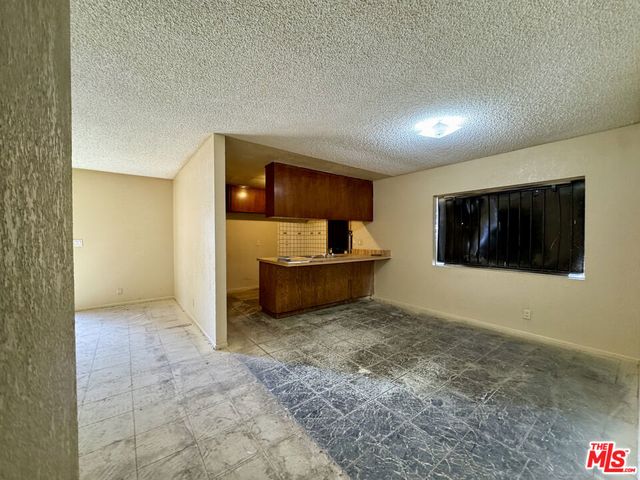 327 E 101st Street, Los Angeles, CA 90003