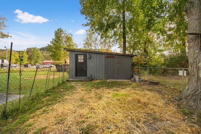 81 Elm St, Stanton, KY 40380