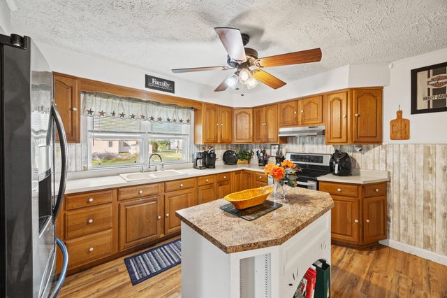 81 Elm St, Stanton, KY 40380