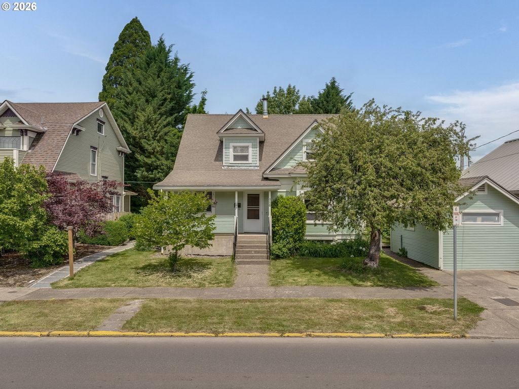 Image 1 of property listing at 715 Ne 5TH St, Mc Minnville, OR 97128