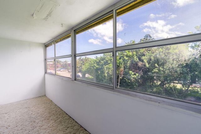 77 Kingswood, West Palm Beach, FL 33417