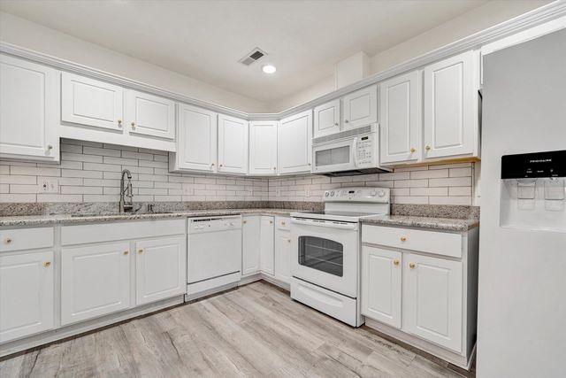 4438 Pheasant Ridge RD APT 202, Roanoke, VA 24014