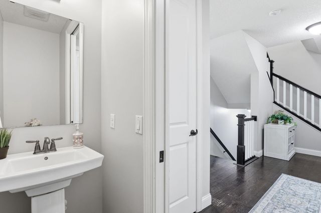 3201 Countryside Court E, Woodbury, MN 55129