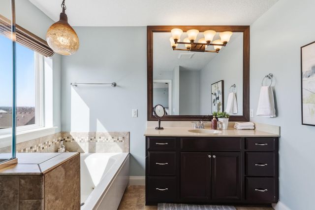 3201 Countryside Court E, Woodbury, MN 55129