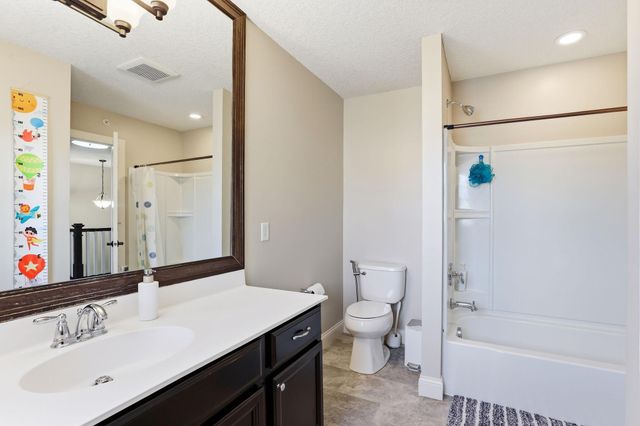 3201 Countryside Court E, Woodbury, MN 55129