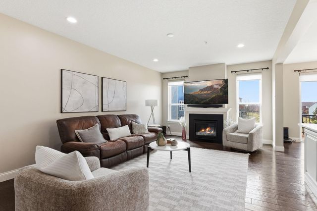 3201 Countryside Court E, Woodbury, MN 55129