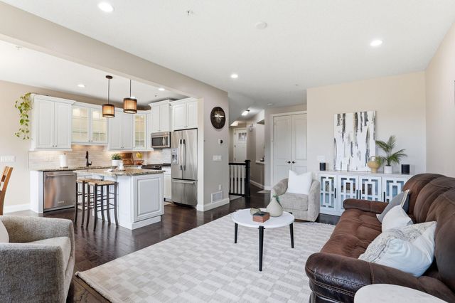 3201 Countryside Court E, Woodbury, MN 55129