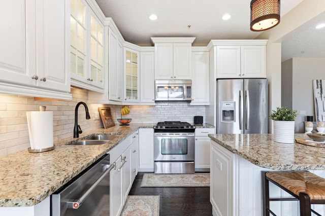 3201 Countryside Court E, Woodbury, MN 55129