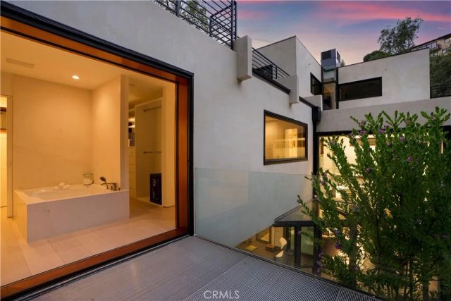 10443 Corfu Lane, Los Angeles, CA 90077