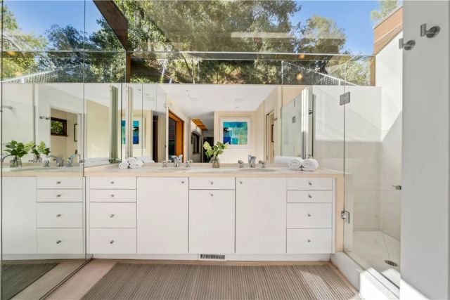 10443 Corfu Lane, Los Angeles, CA 90077
