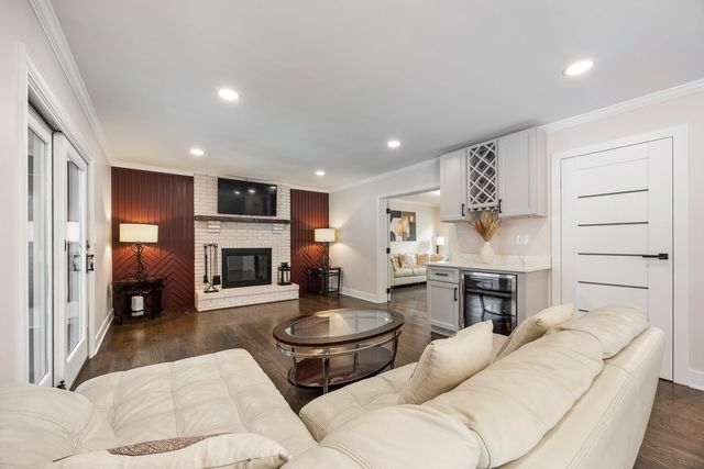 718 Raintree Drive, Naperville, IL 60540