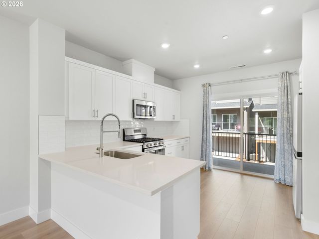 7563 Nw ELEANOR Ave, Portland, OR 97229