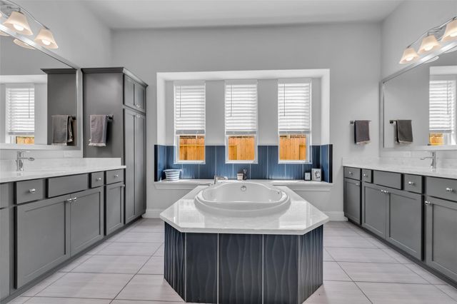 423 Round Top Street, Webster, TX 77598