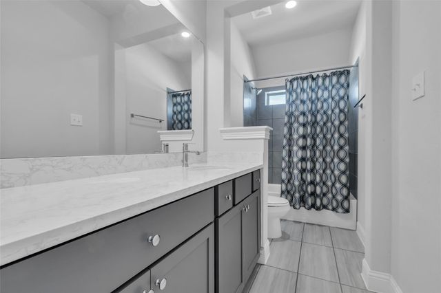 423 Round Top Street, Webster, TX 77598