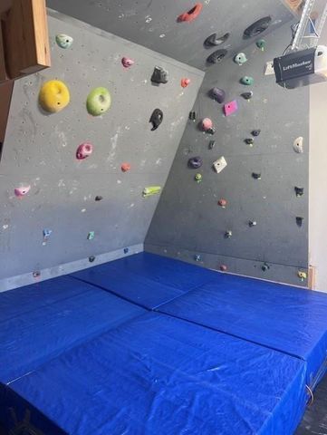 423 Round Top Street, Webster, TX 77598