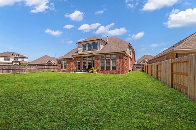 423 Round Top Street, Webster, TX 77598