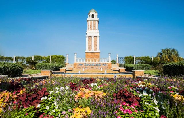 423 Round Top Street, Webster, TX 77598