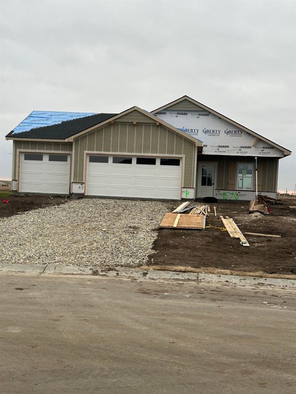 1570 N Emerald Valley Dr, Mulvane, KS 67110