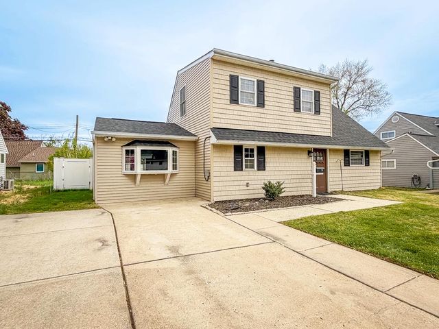 70 HUCKLEBERRY LN, Levittown, PA 19055