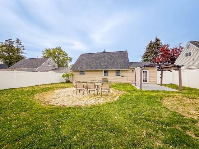 70 HUCKLEBERRY LN, Levittown, PA 19055