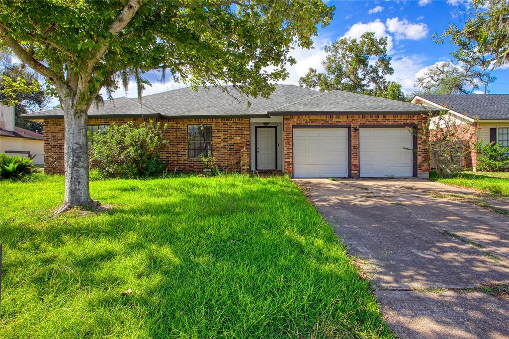 207 Sugar Cane Trace, Lake Jackson, TX 77566