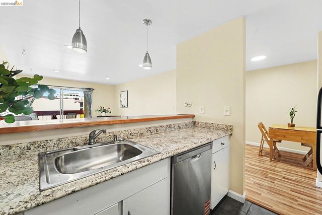 2005 Pleasant Valley 215, Oakland, CA 94611