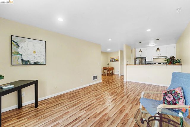 2005 Pleasant Valley 215, Oakland, CA 94611