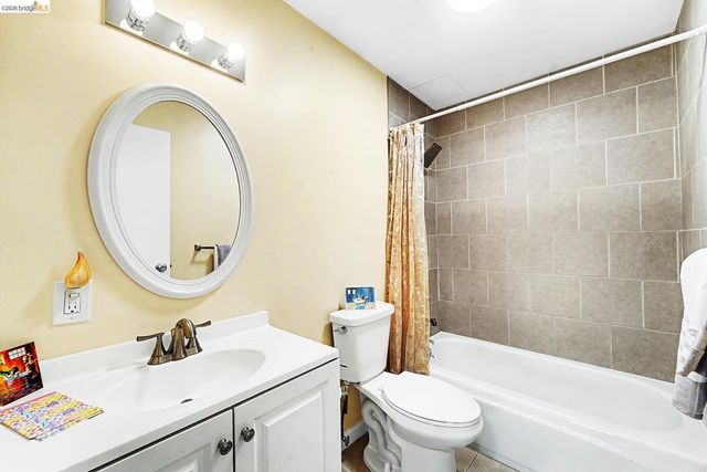 2005 Pleasant Valley 215, Oakland, CA 94611
