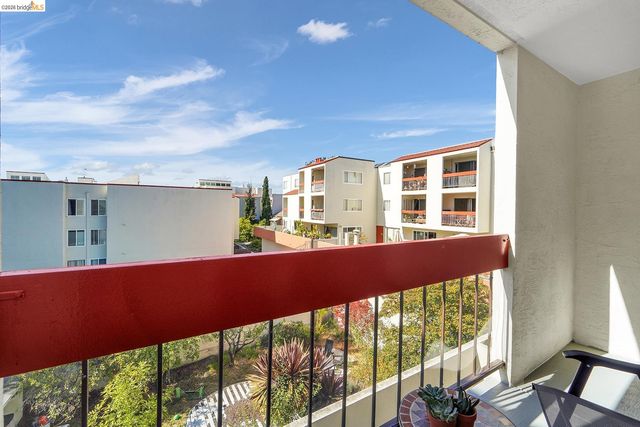 2005 Pleasant Valley 215, Oakland, CA 94611