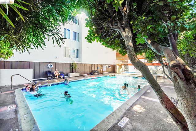 2005 Pleasant Valley 215, Oakland, CA 94611