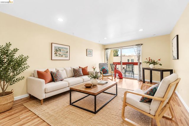 2005 Pleasant Valley 215, Oakland, CA 94611