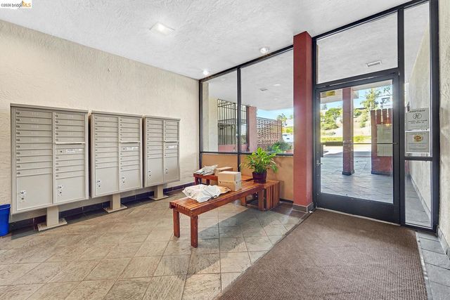 2005 Pleasant Valley 215, Oakland, CA 94611