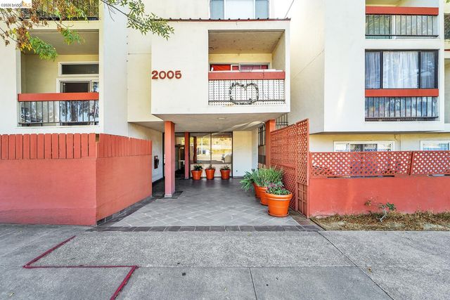 2005 Pleasant Valley 215, Oakland, CA 94611